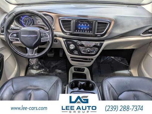 Used 2019 Chrysler Pacifica Touring-L FWD image 14