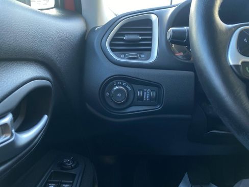 Used 2019 Jeep Renegade Latitude w/ Cold Weather Group image 9