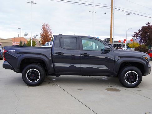 Used 2024 Toyota Tacoma TRD Off-Road image 9