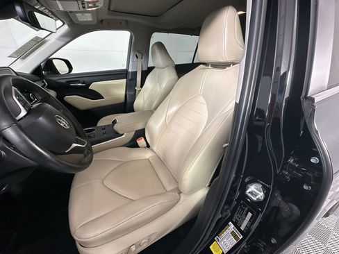 Used 2023 Toyota Highlander XLE image 11