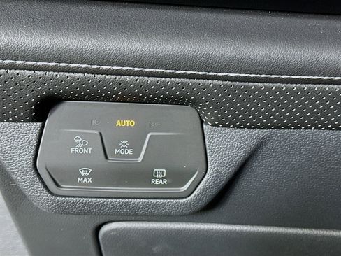 Used 2024 Volkswagen Atlas SE image 17