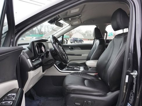 Used 2022 Kia Carnival LX image 31