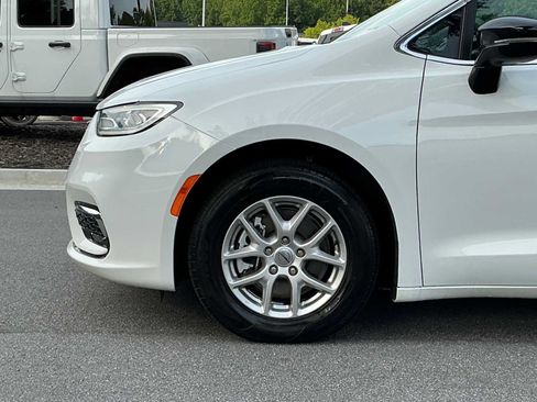 Used 2024 Chrysler Pacifica Touring-L FWD image 11
