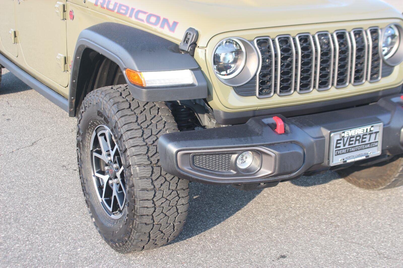 Used 2025 Jeep Gladiator Rubicon w/ Convenience Group AWD/4WD image 9