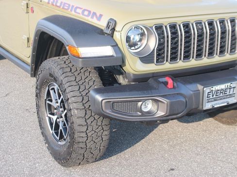 Used 2025 Jeep Gladiator Rubicon w/ Convenience Group AWD/4WD image 9