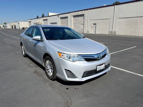 Used 2014 Toyota Camry LE image 1