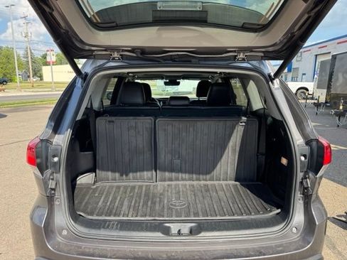 Used 2017 Toyota Highlander XLE AWD/4WD image 25