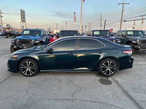 Used 2020 Toyota Camry SE image 2