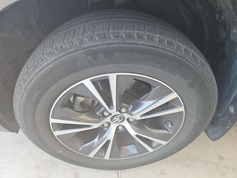 Used 2018 Toyota Highlander LE FWD image 2