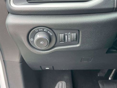 Used 2024 Chrysler Pacifica Limited FWD image 19