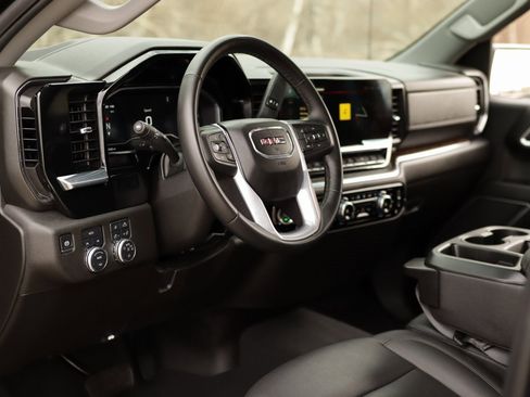 Used 2025 GMC Sierra 1500 SLT image 9