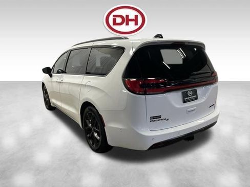 Used 2025 Chrysler Pacifica Limited w/ Trailer Tow Group image 9