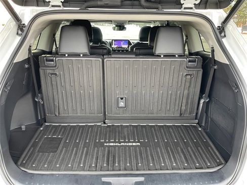 Used 2023 Toyota Highlander XLE image 19
