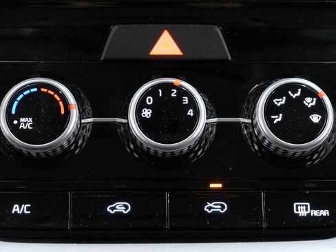 Used 2023 Kia Sorento LX image 19