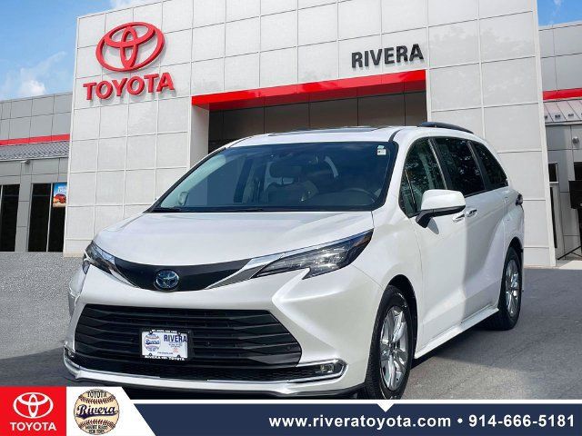 Used 2024 Toyota Sienna XLE w/ XLE Plus Package AWD/4WD image 4