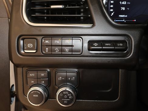 Used 2024 GMC Yukon AT4 w/ Technology Package AWD/4WD image 11