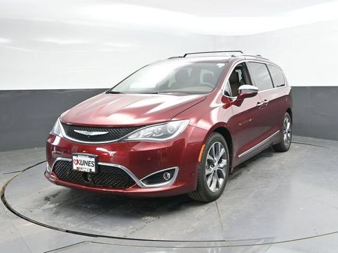Used 2017 Chrysler Pacifica Limited FWD image 6