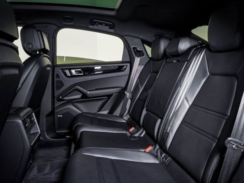 Certified 2023 Porsche Cayenne Coupe image 17