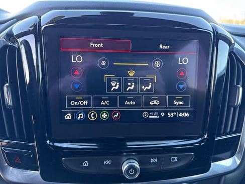 Used 2023 Chevrolet Traverse LT w/ Rear Camera Mirror Package image 19