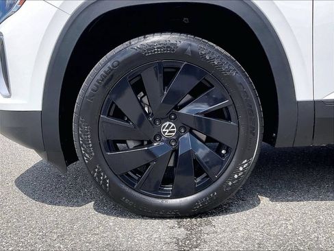 Used 2024 Volkswagen Atlas SE w/ Panoramic Sunroof Package AWD/4WD image 7