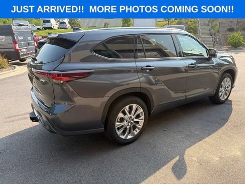 Used 2025 Toyota Highlander Limited FWD image 7