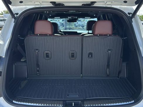 Used 2024 Kia Telluride SX w/ Towing Package FWD image 16