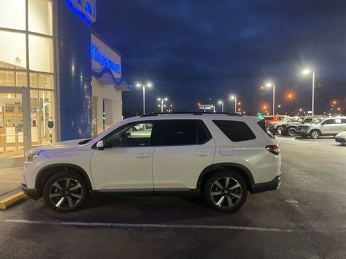 Used 2025 Honda Pilot Touring image 2