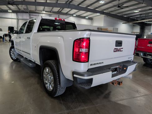 Used 2018 GMC Sierra 2500 Denali image 4