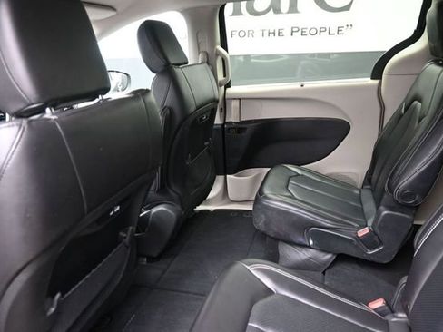 Used 2023 Chrysler Pacifica Touring-L FWD image 23