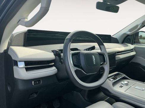 Used 2025 Lincoln Navigator Reserve AWD/4WD image 10