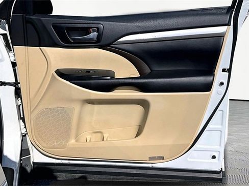 Used 2019 Toyota Highlander XLE image 19