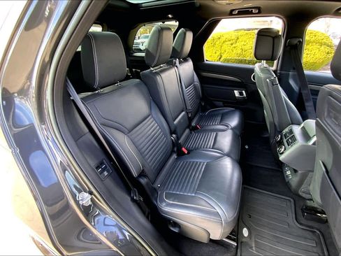 Used 2023 Land Rover Discovery Metropolitan Edition image 18