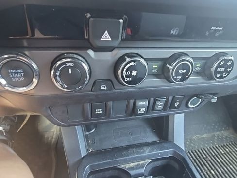 Used 2018 Toyota Tacoma TRD Sport AWD/4WD image 17