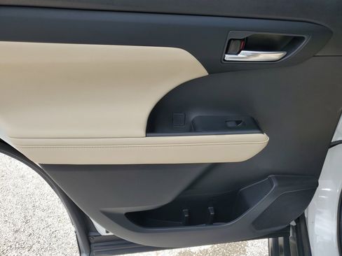 Used 2024 Toyota Highlander XLE FWD image 10