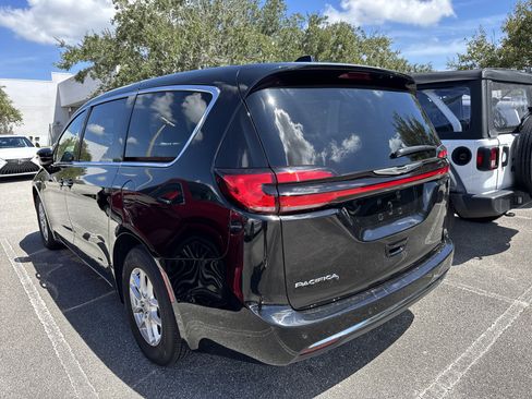 Used 2026 Chrysler Pacifica Select FWD image 3