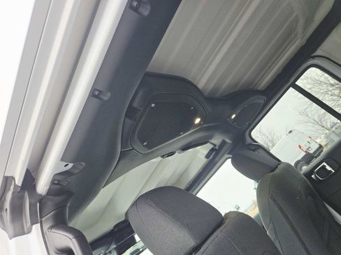 Used 2025 Jeep Wrangler Sahara image 14