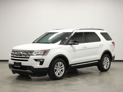 Used 2018 Ford Explorer XLT w/ Equipment Group 201A image 4