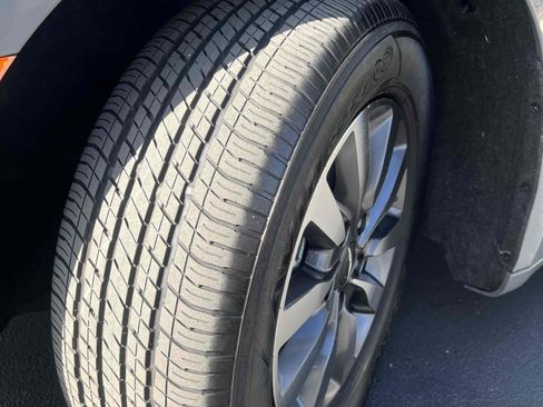 Used 2022 Chrysler Pacifica Touring-L image 15