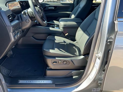 New 2026 Chevrolet Suburban Premier image 18