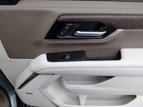 Used 2025 GMC Yukon XL Denali w/ Denali Reserve Package image 33