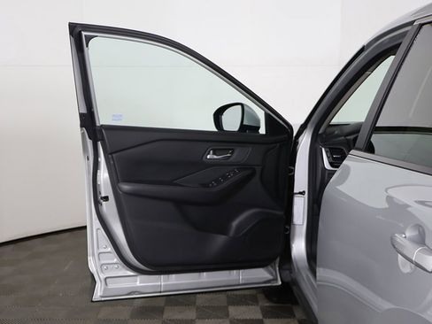 Used 2024 Nissan Rogue SV image 16