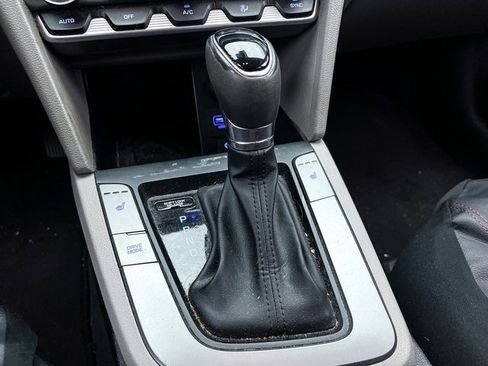 Used 2019 Hyundai Elantra Limited image 25