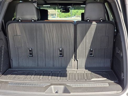 Used 2023 GMC Yukon Denali Ultimate w/ LPO, Floor Liner Package AWD/4WD image 8