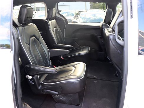 Used 2026 Chrysler Pacifica Limited FWD image 15