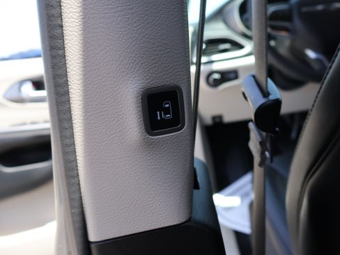Used 2023 Chrysler Pacifica Touring-L FWD image 23