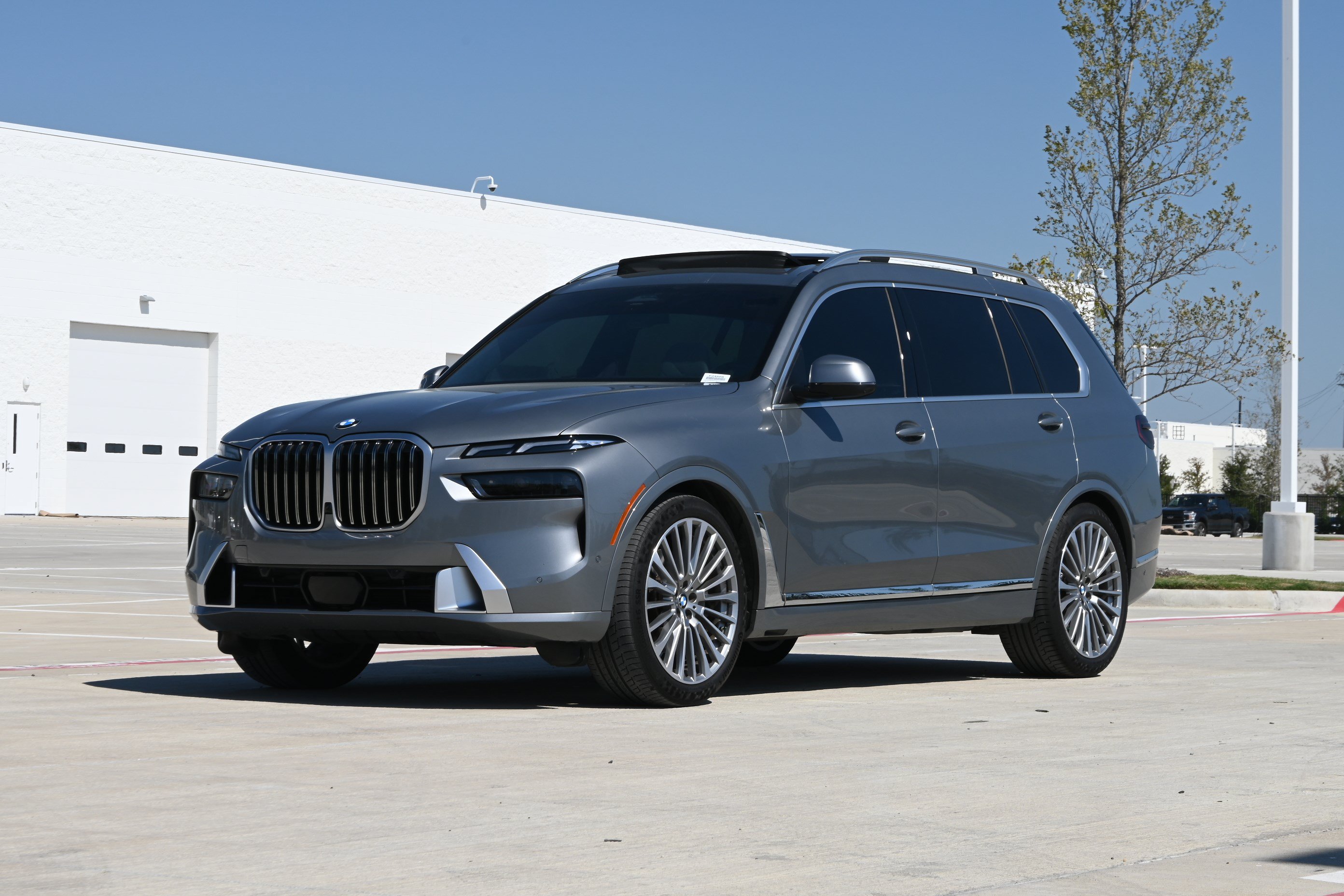 Certified 2025 BMW X7 xDrive40i w/ Parking Assistance Package AWD/4WD image 3