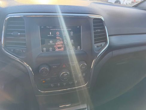 Used 2020 Jeep Grand Cherokee Laredo image 12