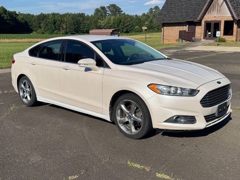 Used 2013 Ford Fusion SE FWD image 2