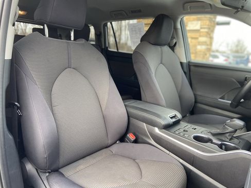 Used 2024 Toyota Highlander LE image 32