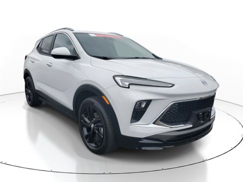 Used 2024 Buick Encore GX Sport Touring image 2